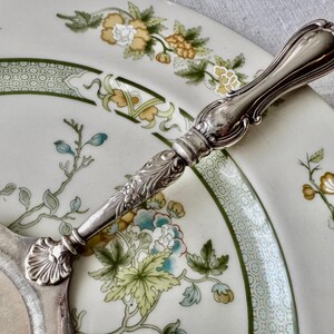 K&ouml;nnte beinhalten: Rustikales Holzschild mit dem Text "Welcome to our home" in wei&szlig;er Schrift. Das Schild hat eine Used-Optik und ein schlichtes, einladendes Design, ideal f&uuml;r eine Veranda oder einen Eingangsbereich.