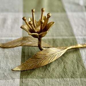 Vintage Brass Lotus Candle Holder – Sculptural Mid Century Brass Decor zdjęcie 12