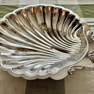 Vintage Grand 16″ Silverplate Shell Hostess Centerpiece Tray with Ornate Handle – Made in USA image 6