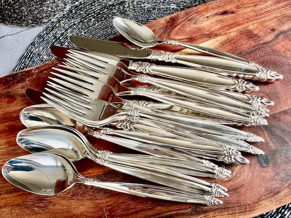Complete Vintage 1847 Rogers Bros “garland” Silverware Set for 12