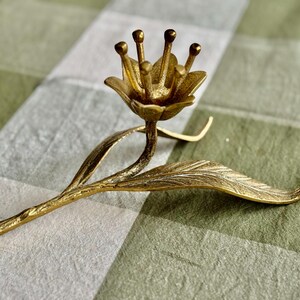 Vintage Brass Lotus Candle Holder – Sculptural Mid Century Brass Decor zdjęcie 2