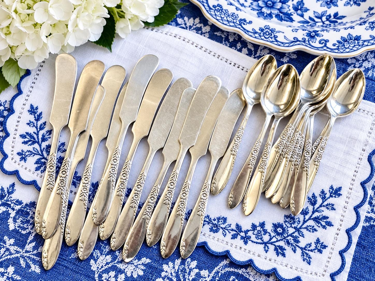 Vintage Oneida — Country Lane 1954 — Silverplate Flatware Set — Service for 12 (91 Pieces)