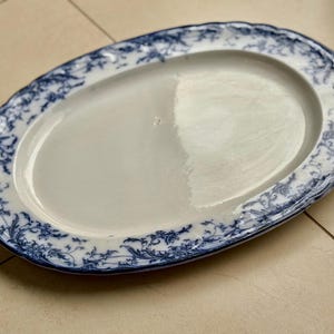 Puede incluir: Plato ovalado para servir con centro blanco y borde floral azul. El borde tiene un borde festoneado. Este plato de estilo vintage es ideal para servir aperitivos o platos principales. Una pieza cl&aacute;sica para cualquier mesa de comedor.