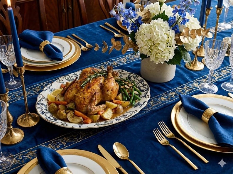 K&ouml;nnte beinhalten: Ein festlich gedeckter Esstisch mit einem gebratenen H&auml;hnchen und Gem&uuml;se auf einer dekorativen Platte. Der Tisch ist mit blauen Servietten, goldger&auml;nderten Tellern und eleganten Gl&auml;sern geschm&uuml;ckt. Ein Blumengesteck und Kerzen vervollst&auml;ndigen die Szene. F&uuml;r einen besonderen Anlass.