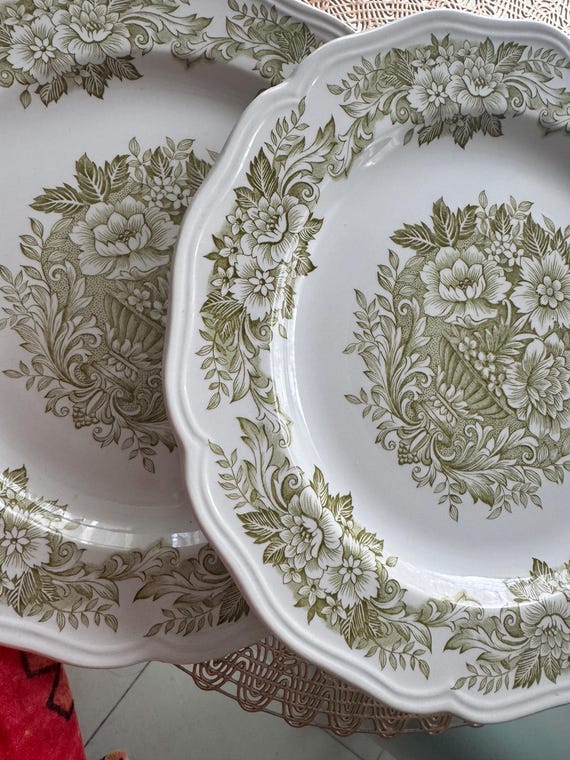 Vintage J&G Meakin Staffordshire England “Brocade” Green Ironstone Dinner Plate 10.5”