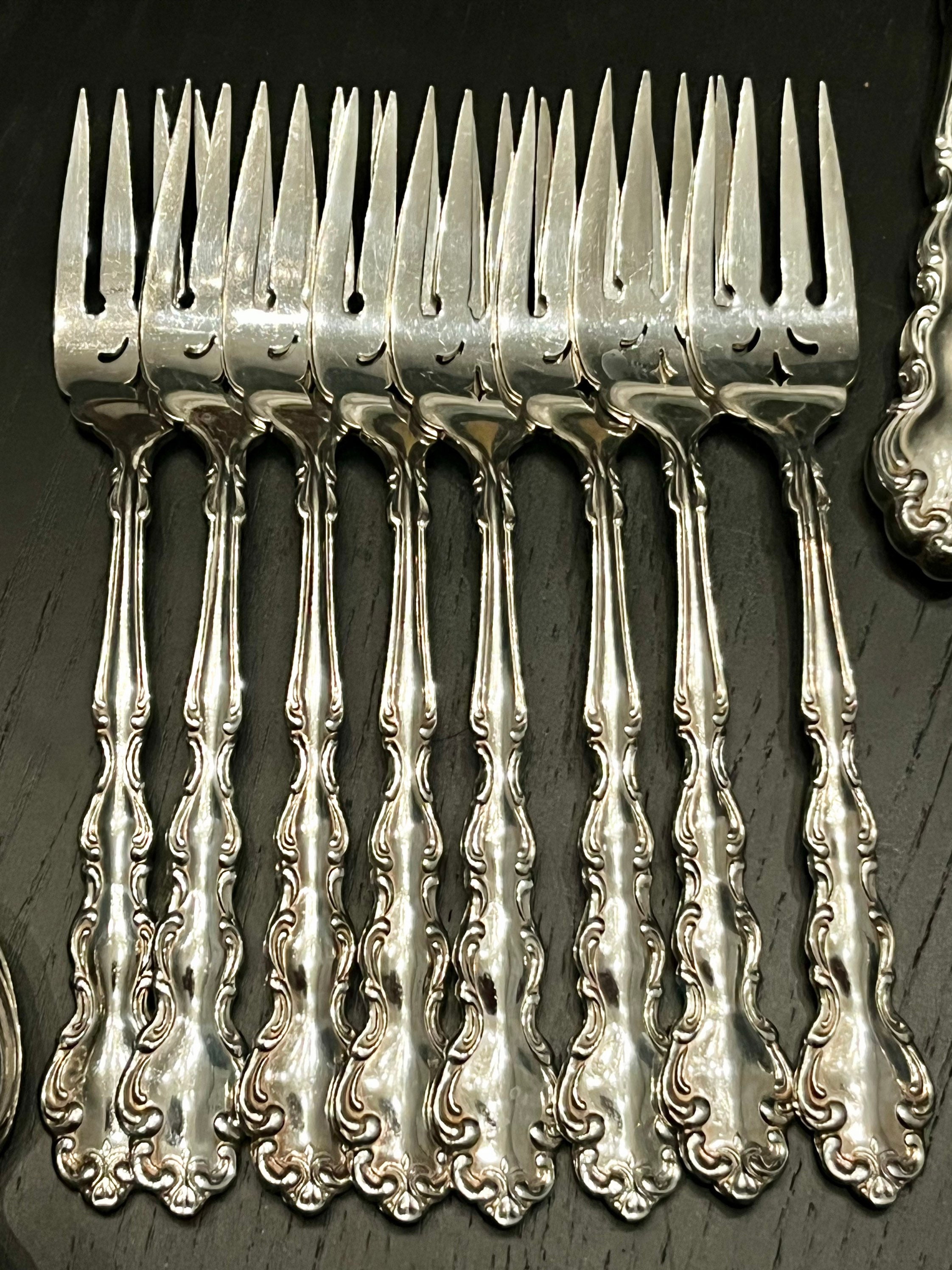 Vintage Oneida Silverplate Flatware Set: Modern Baroque Complete Service for 8