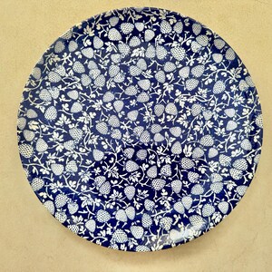 Plato llano azul y blanco / Loza inglesa de inspiración vintage / Hecho en Inglaterra 12. Strawberries