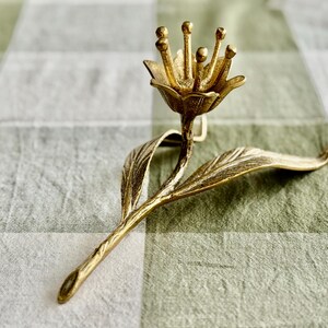 Vintage Brass Lotus Candle Holder – Sculptural Mid Century Brass Decor zdjęcie 9