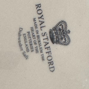 K&ouml;nnte beinhalten: Royal Stafford Logo mit einer Krone und dem Text "Made in Burslem the heart of the potteries England Dishwasher Safe".