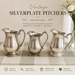 Op de afbeelding: Drie verzilverde kannen met gebogen handvatten en schenktuiten. De tekst luidt: Vintage SILVERPLATE PITCHERS, Sold Individually, Timeless pieces that add a touch of elegance to any table or collection, QUALITY SILVERPLATE, BEAUTIFUL VINTAGE CONDITION, PERFECT FOR DECOR OR USE, TIMELESS VINTAGE CHARM.