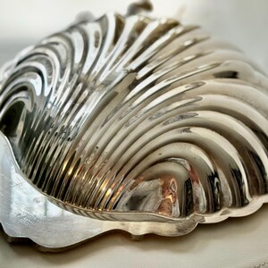 Vintage Grand 16″ Silverplate Shell Hostess Centerpiece Tray with Ornate Handle – Made in USA image 4
