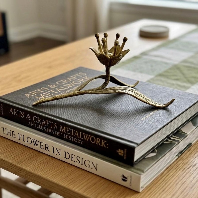 Vintage Brass Lotus Candle Holder – Sculptural Mid Century Brass Decor zdjęcie 3