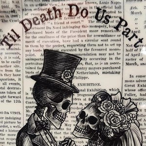 K&ouml;nnte beinhalten: Schwarz-wei&szlig;-Illustration von zwei Skeletten, die in Hochzeitskleidung gekleidet sind. Das m&auml;nnliche Skelett tr&auml;gt einen Zylinder und einen Smoking, w&auml;hrend das weibliche Skelett einen Schleier und eine Blumenkrone tr&auml;gt. Der Text "Death Do Us Part" ist im Hintergrund sichtbar.