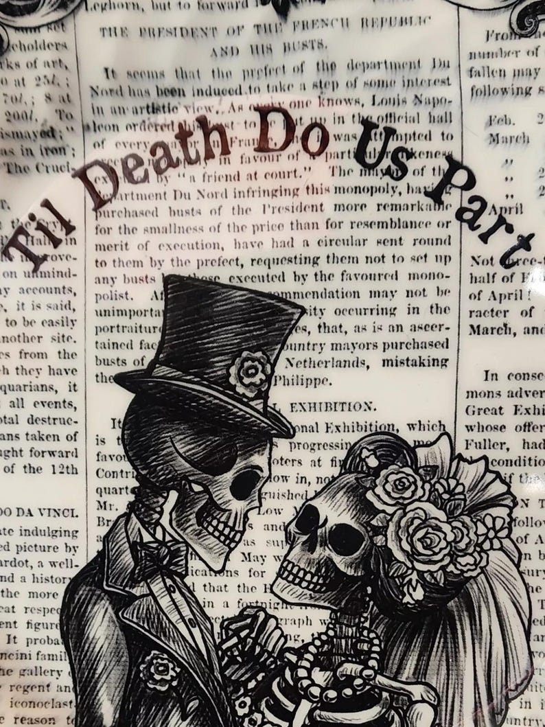 K&ouml;nnte beinhalten: Schwarz-wei&szlig;-Illustration von zwei Skeletten, die in Hochzeitskleidung gekleidet sind. Das m&auml;nnliche Skelett tr&auml;gt einen Zylinder und einen Smoking, w&auml;hrend das weibliche Skelett einen Schleier und eine Blumenkrone tr&auml;gt. Der Text "Death Do Us Part" ist im Hintergrund sichtbar.