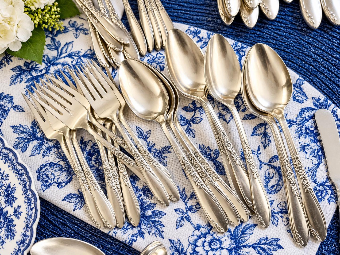 Vintage Oneida — Country Lane 1954 — Silverplate Flatware Set — Service for 12 (91 Pieces)