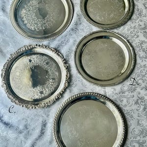 Lot - PLATEAU TRIPODE INDIEN circulaire chantourné, en argent orné d
