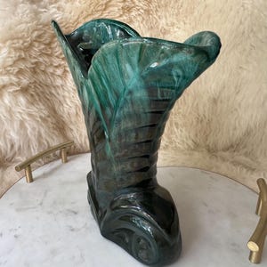 Blue Mountain Pottery Leaf Vase – 8.5” Tall – BMP Canada Green Drip Glaze bild 3