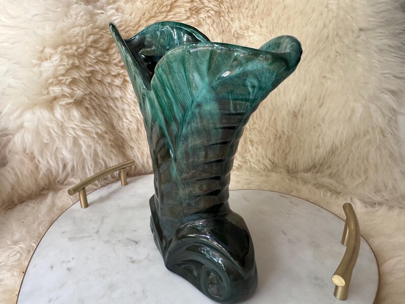 Blue Mountain Pottery Leaf Vase – 8.5” Tall – BMP Canada Green Drip Glaze bild 3