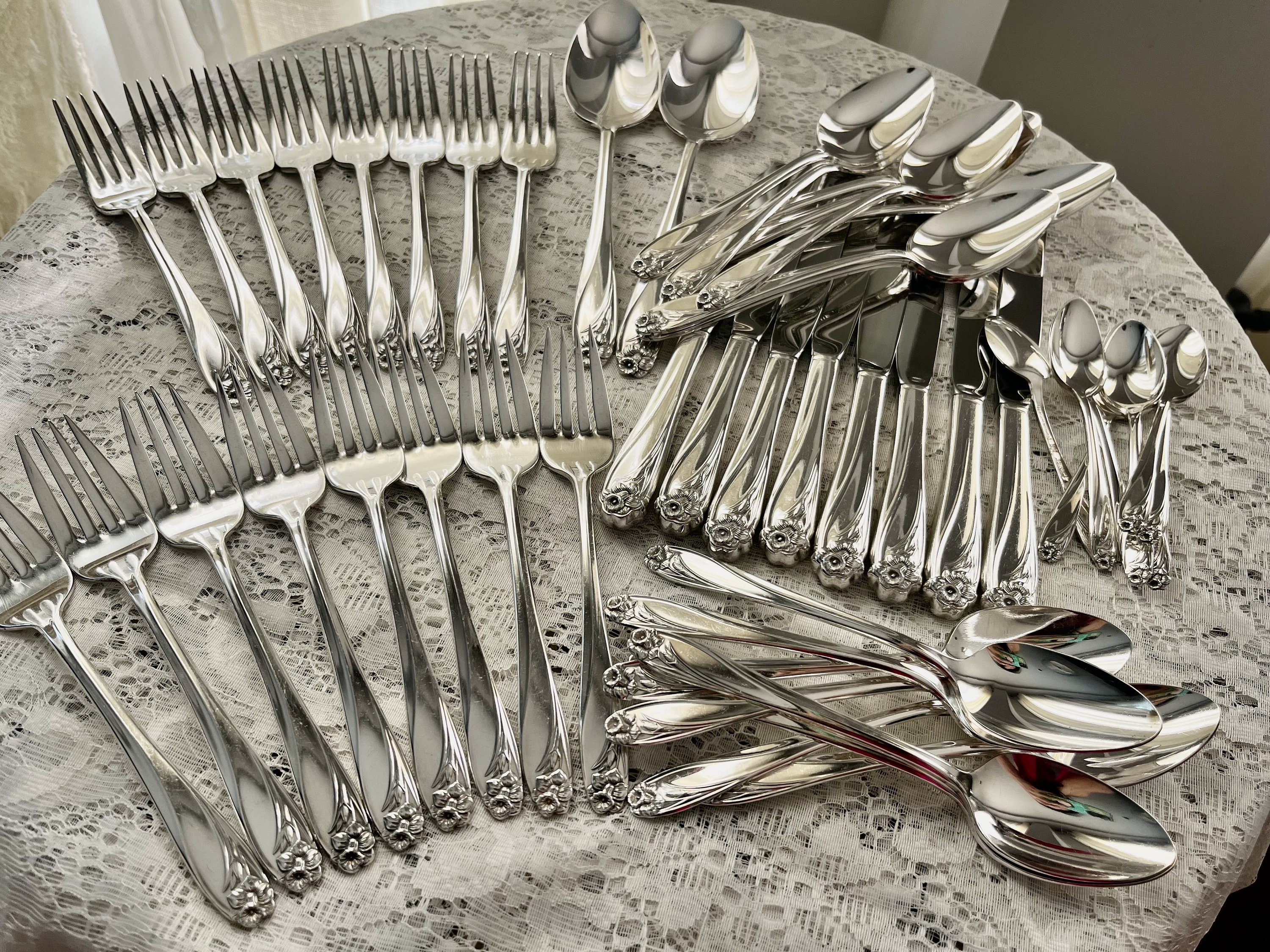 1847 Rogers Bros Daffodil Silver Plate Flatware Set for 12 – Vintage Unused Silverware