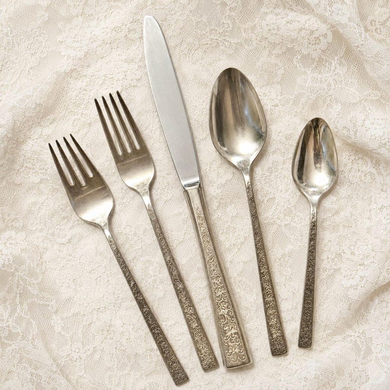 1847 Rogers Bros. Silver Lace 1968 Silverplate Flatware Set — Service For 12 — 76 Pieces bild 3