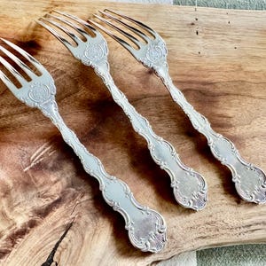 Fourchette de table vintage Birks en argent massif « Pompadour », 18 cm – Vendue à l'unité image 3