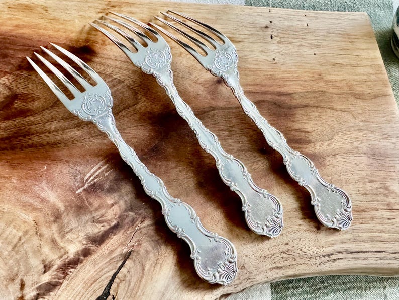Fourchette de table vintage Birks en argent massif « Pompadour », 18 cm – Vendue à l'unité image 3