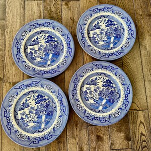 K&ouml;nnte beinhalten: Vier blaue und wei&szlig;e Porzellanteller mit traditionellem Weidenmuster.