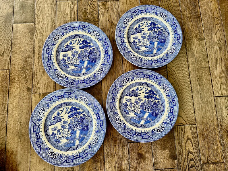 K&ouml;nnte beinhalten: Vier blaue und wei&szlig;e Porzellanteller mit traditionellem Weidenmuster.