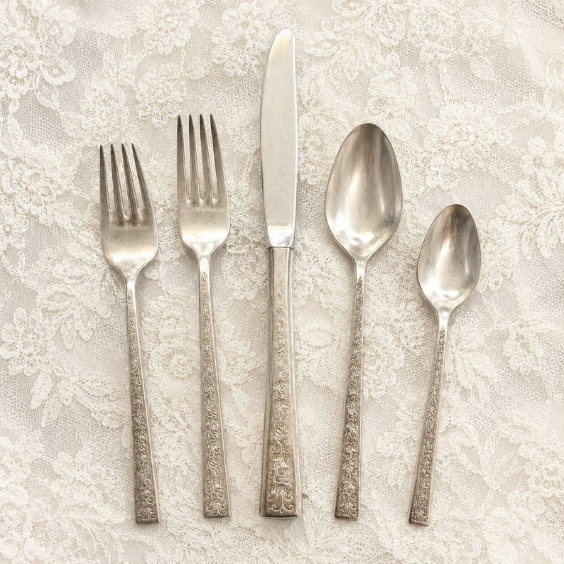 1847 Rogers Bros. Silver Lace 1968 Silverplate Flatware Set — Service For 12 — 76 Pieces bild 2