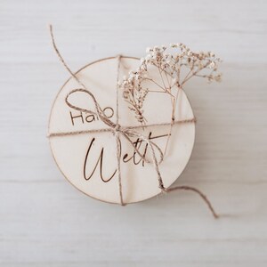 Holz Meilensteinkarten Baby auf deutsch - 25 Meilensteine auf edlen Holzscheiben als Geschenk zur Geburt für Schwangere, werdende Mütter