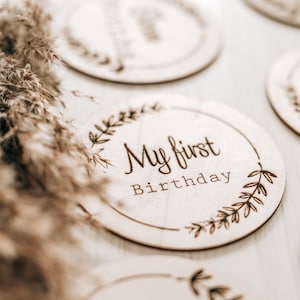 Holz Meilensteinkarten Baby auf englisch/deutsch auf edlen Holzscheiben als Geschenk zur Geburt für Schwangere, werdende Mütter