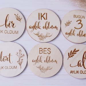 Wooden baby milestone cards in Turkish - 13 milestones on wooden discs as a birth gift for pregnant women and expectant mothers