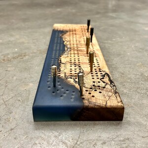Planche de cribbage fabriquée à la main avec de l'érable occidental et de la résine époxy bleu océan • 3 voies • rangement pour les chevilles • chevilles en métal incluses • 2 ou 3 joueurs