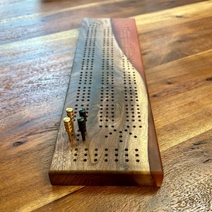 Cribbagebord handgemaakt met zwarte walnoot en koraaloranje epoxyhars • 3 banen • opbergvak voor haringen • inclusief metalen haringen • 2 of 3 spelers