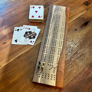 Cribbagebord handgemaakt met zwarte walnoot en koraaloranje epoxyhars • 3 banen • opbergvak voor haringen • inclusief metalen haringen • 2 of 3 spelers