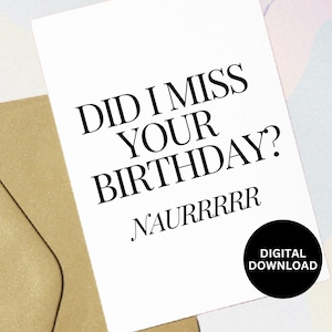 Könnte beinhalten: Eine weiße Karte mit schwarzem Text, der "Did I miss your birthday?  Naurrrr." lautet. Die Karte hat auch den Text "Digital Download" in einem schwarzen Kreis.