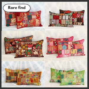 以下が含まれることがあります： パッチワークデザインの装飾用クッションのコレクション。赤、茶色、ピンク、黄色、緑など、さまざまな色があります。各クッションにはユニークなパターンがあり、左上に「Rare find」の文字があります。