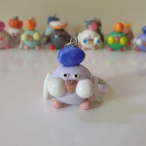Purple budgie keychain ~ Clay parakeet charm with plum ~ Bird lover gift ~ Handmade air dry clay keychain ~ UV resin figurine 4 cm