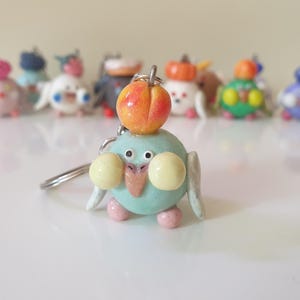 Turquoise budgie keychain ~ Clay bird charm with peach ~ Handmade parakeet gift ~ Air dry clay & UV resin ~ Pastel bird keyring 4 cm