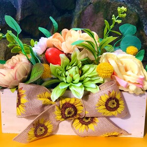 Holzkiste mit Seidenblumen