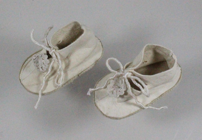 vintage, white, leathe doll shoes, 5.5 x 3 cm, good condition image 2
