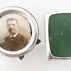 Two silver picture frames, both with silver hallmarks, the round one has a diameter of 6.8 cm, the other one is 7.3 cm high.