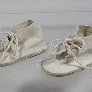 vintage, white, leathe doll shoes, 5.5 x 3 cm, good condition image 1