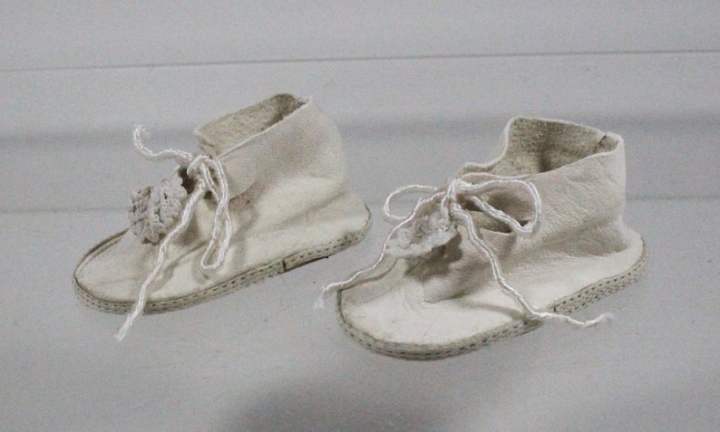 vintage, white, leathe doll shoes, 5.5 x 3 cm, good condition image 1