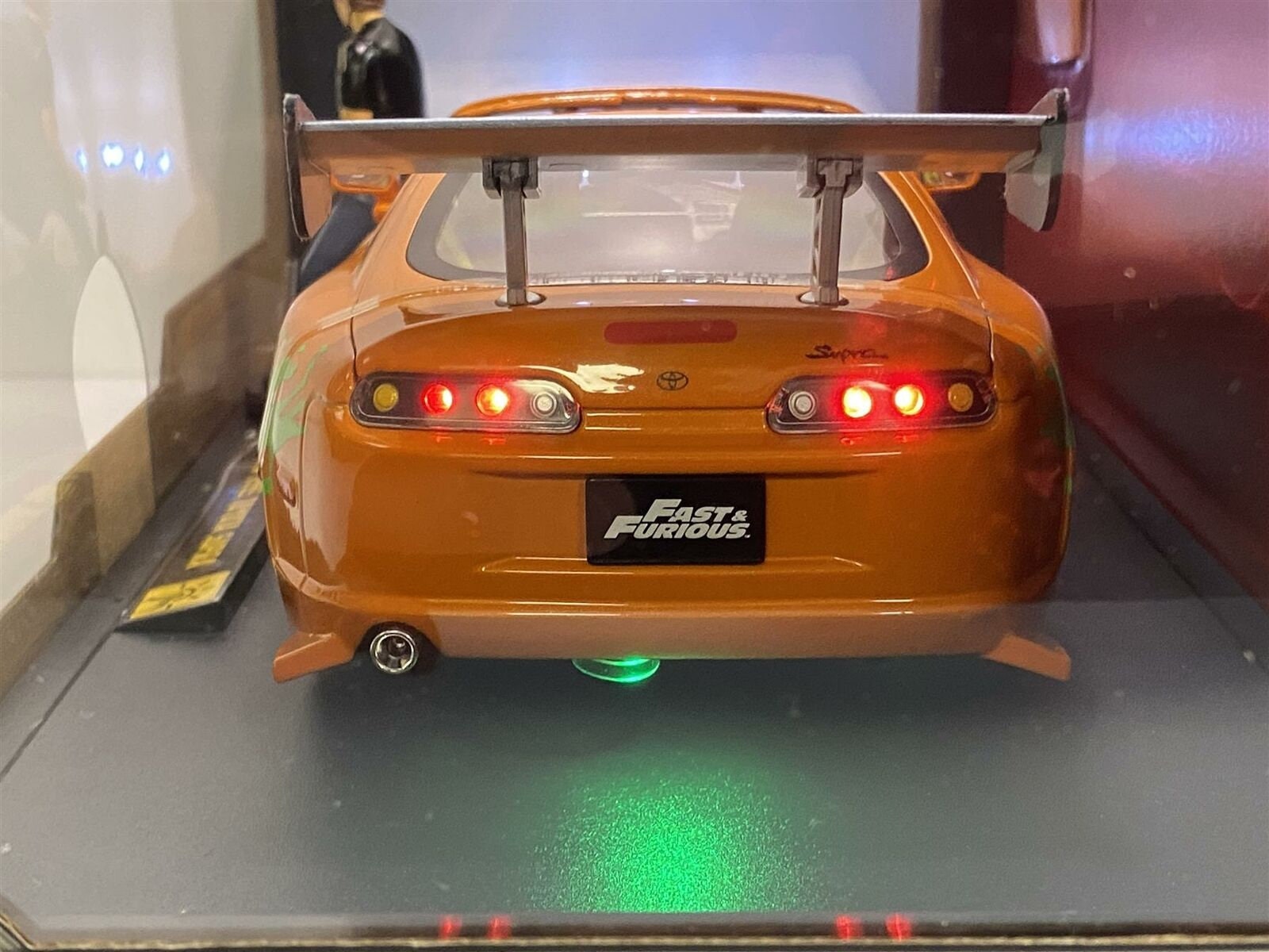 Fast & Furious 1:18 Toyota Supra - Coche fundido a presión y figura de  Brian de 3 pulgadas, juguetes para niños y adultos, naranja