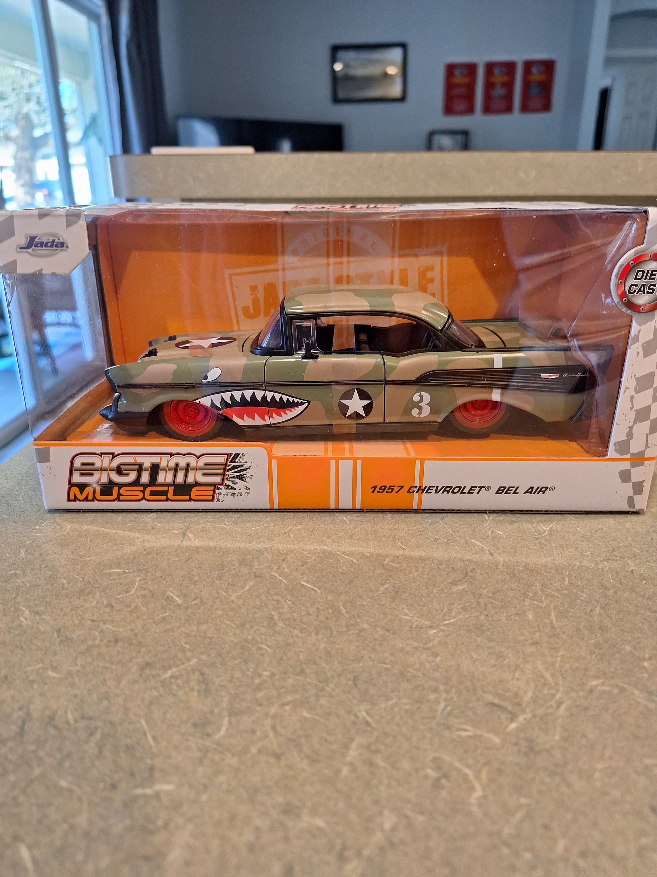 Jada BIGTIME MUSCLE 1/24 Camo Shark Mouth 1957 Chevrolet Bel Air