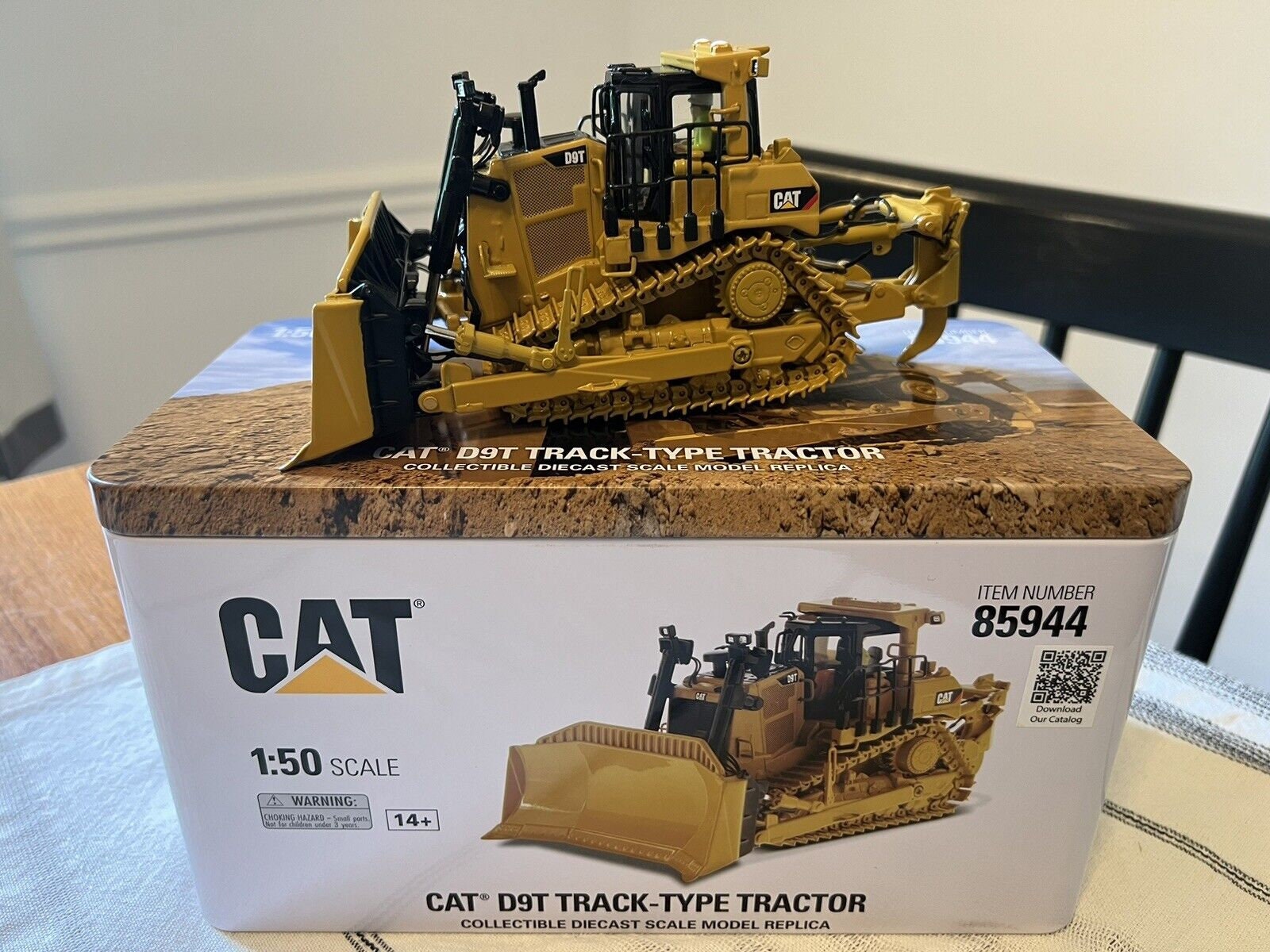 Caterpillar D9T Track-type Tractor Dozer 1:50 Scale Die Cast