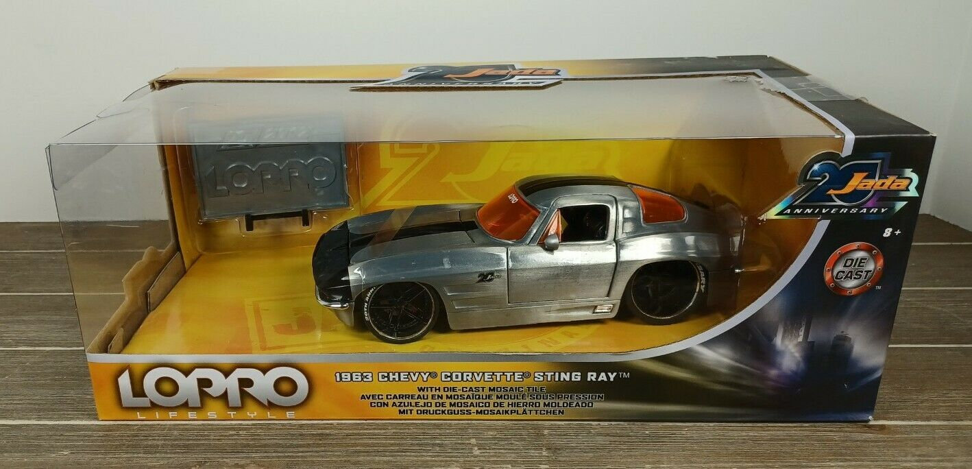 ONE OF SUPERIOR 1963 CHEVY CORVETTE STING RAY 1:24 DIECAST MODEL CAR NEW NO BOX