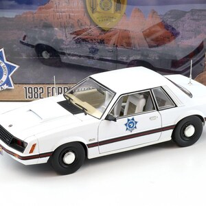 GREENLIGHT 42950 A 1982 FORD MUSTANG SSP 1/64 TEXAS POLICE CAR BLACK WHITE
