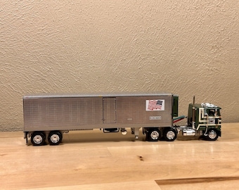 Peterbilt 352 COE Sleeper & Reefer Trailer Green 1/64 Scale Diecast Model By DCP/First Gear 60-1428